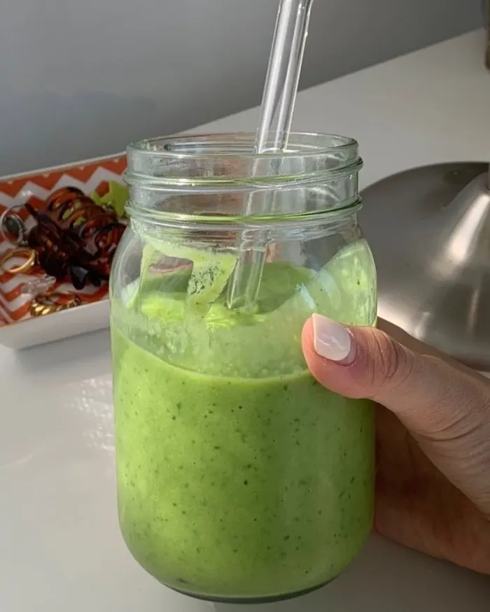Smoothie detox verde en frasco