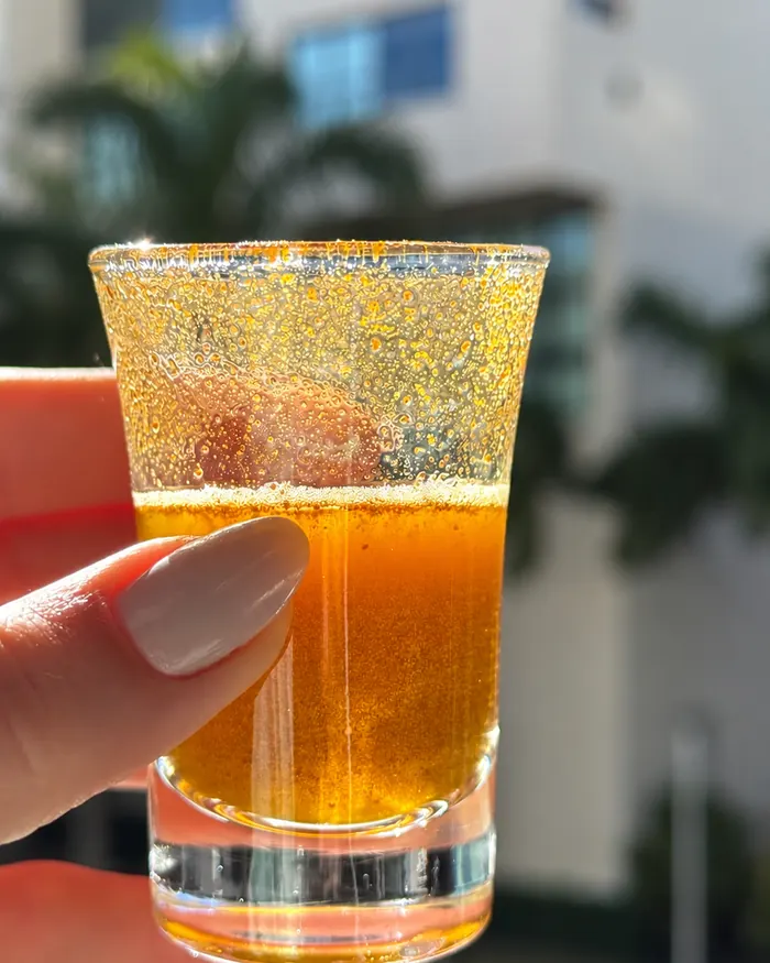 Shot matutino en vaso pequeño