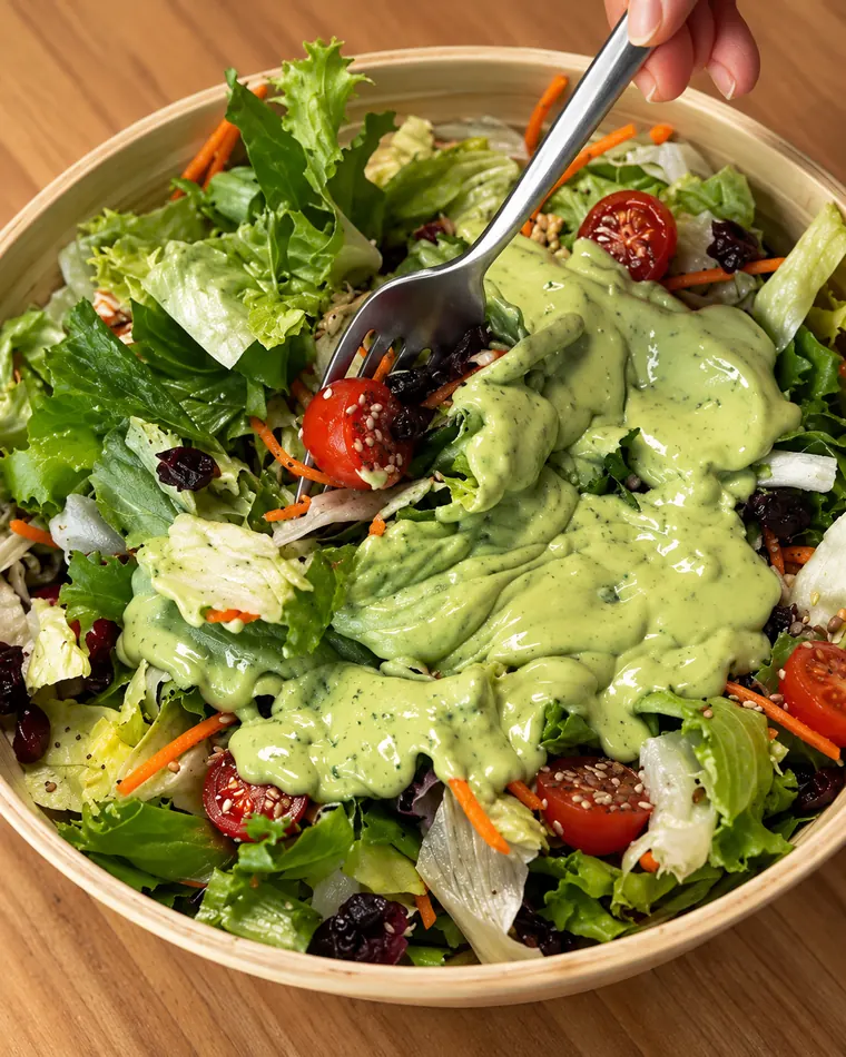 Ensalada con salsa verde cremosa